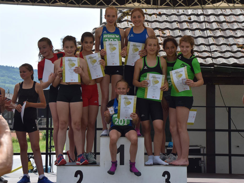 Stolze Regionsmeisterinnen wU14 (oben Anna-Lena Schüller, Lara Sophie und Emilia_Reuter)